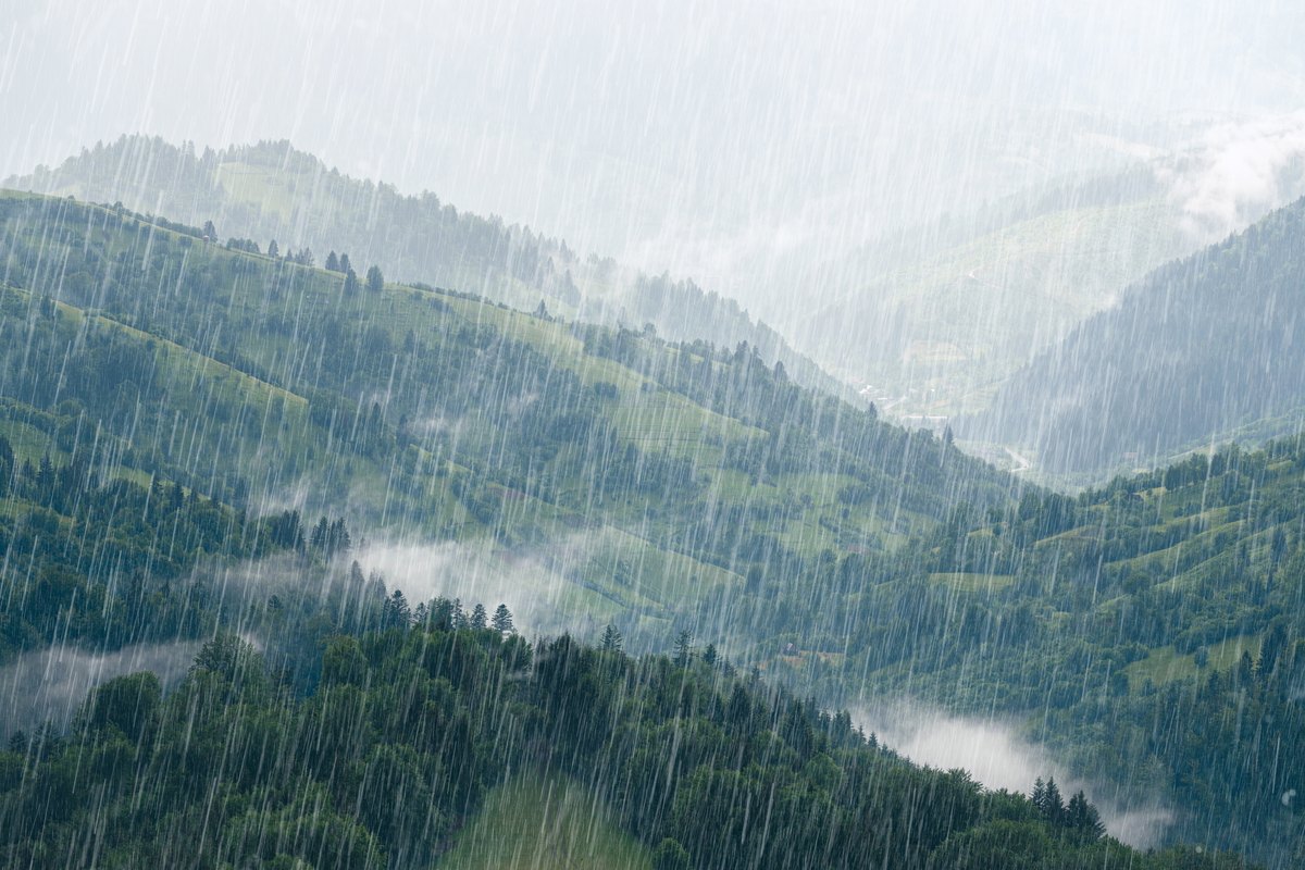 A flat, hazy, low-contrast rainy-mountain capture straight out of camera.
